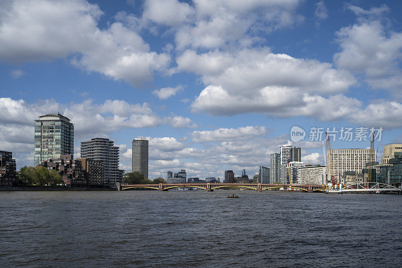 泰晤士河和沃克斯豪尔大桥的景色