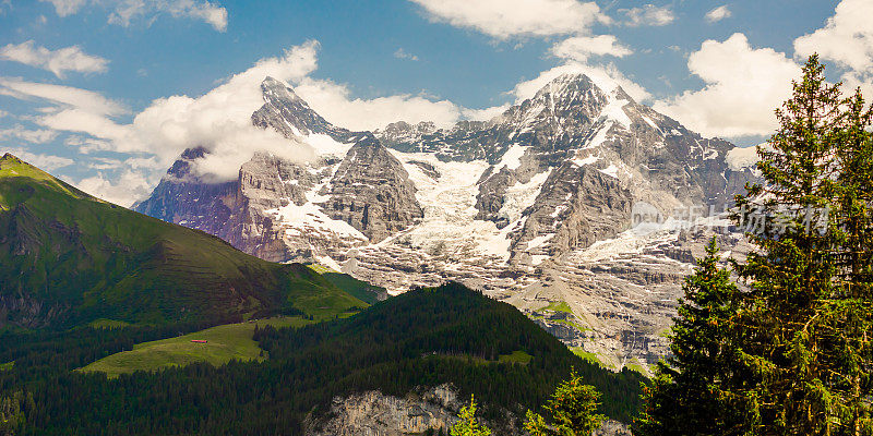 山的风景。Lauterbrunnen。瑞士。伯尔尼州。穆伦村庄。夏天。绿草