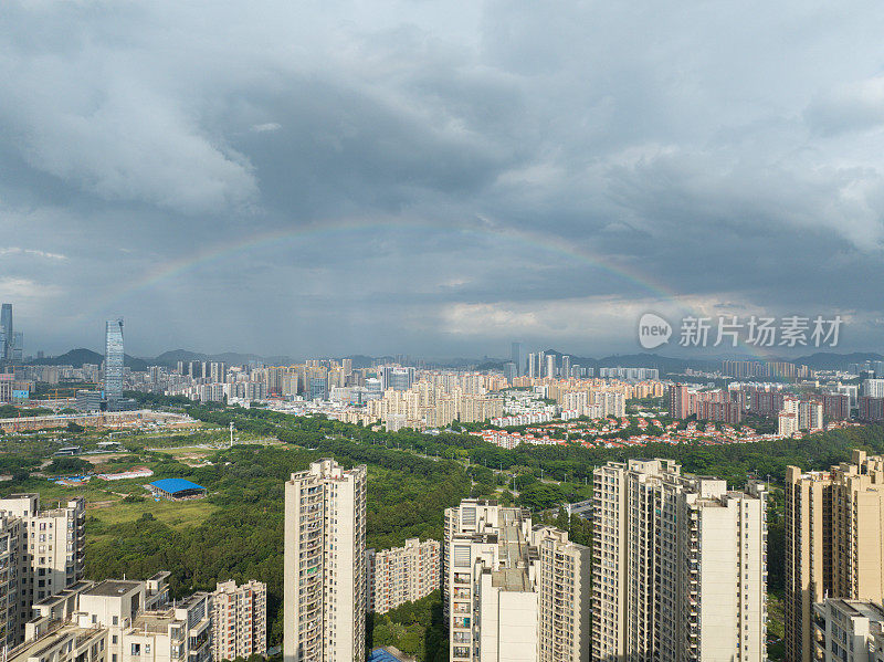 下雨天的城市彩虹