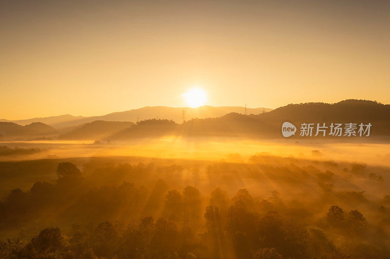 美丽的早晨景色，日出和雾在山上