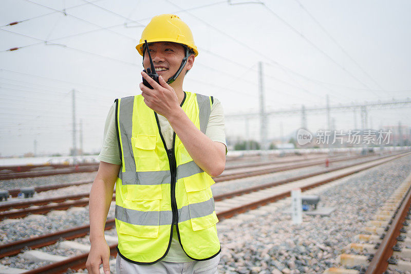 铁路工人用对讲机通信