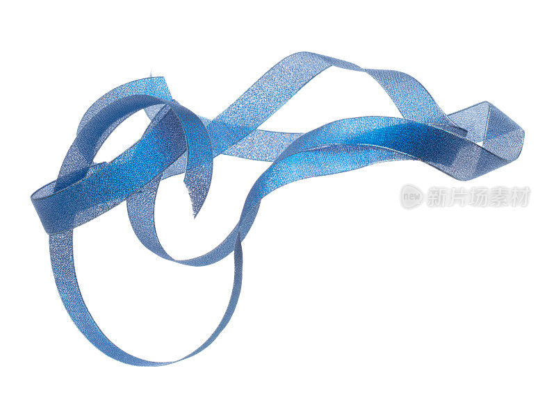 蓝丝带长长的直飞在空中，带着曲线卷得闪闪发亮。蓝丝带用于生日聚会礼物的包裹装饰，用纺织布制长而直。白底隔离