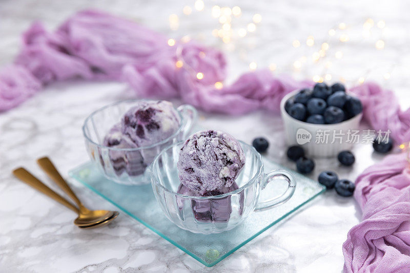 蓝莓冰淇淋配上节日彩灯