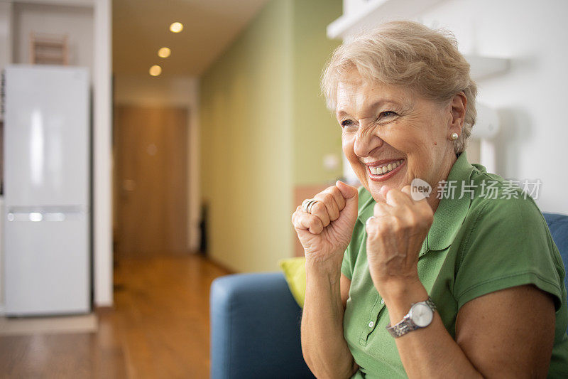 一位老年妇女在家休息的照片