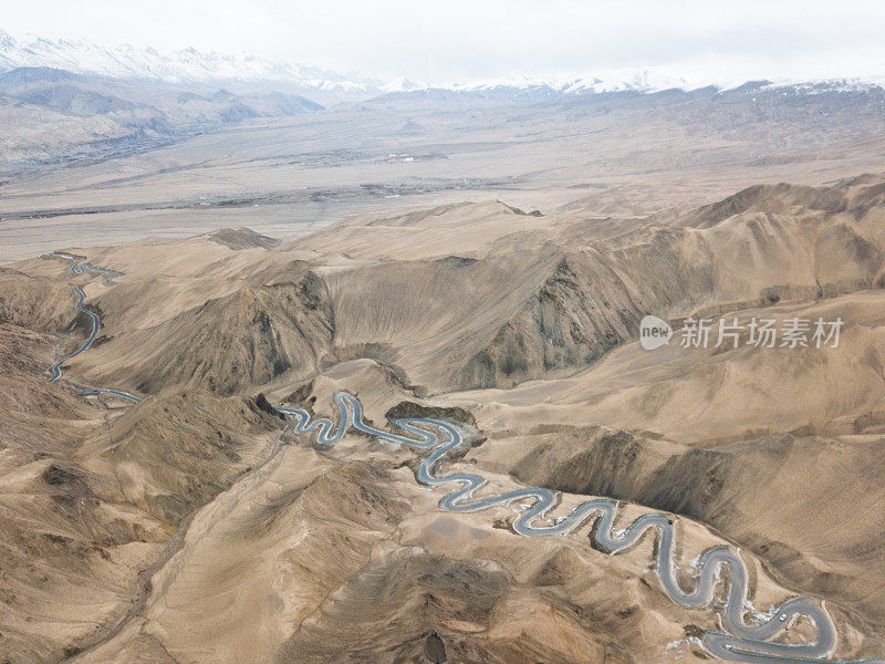 中国新疆帕米尔山的曲折道路