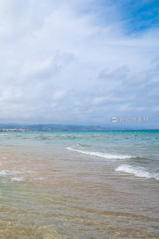 景观，沙滩和大海。夏天的风景