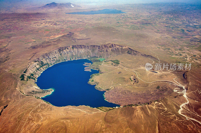 内姆鲁特火山口湖