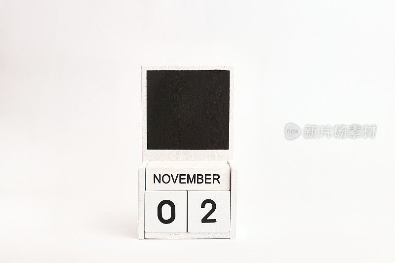 日期为11月2日的日历和设计师的位置。说明某一特定日期的事件。