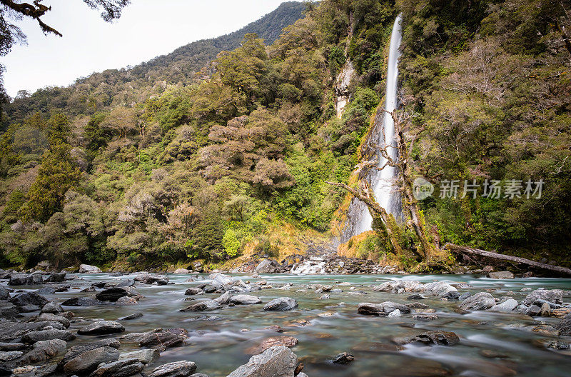 雷溪瀑布，哈斯特山口，新西兰