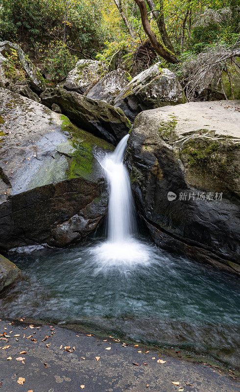 在美国西弗吉尼亚州阿巴拉契亚山脉的秋季，新河峡谷国家公园的狼溪瀑布。
