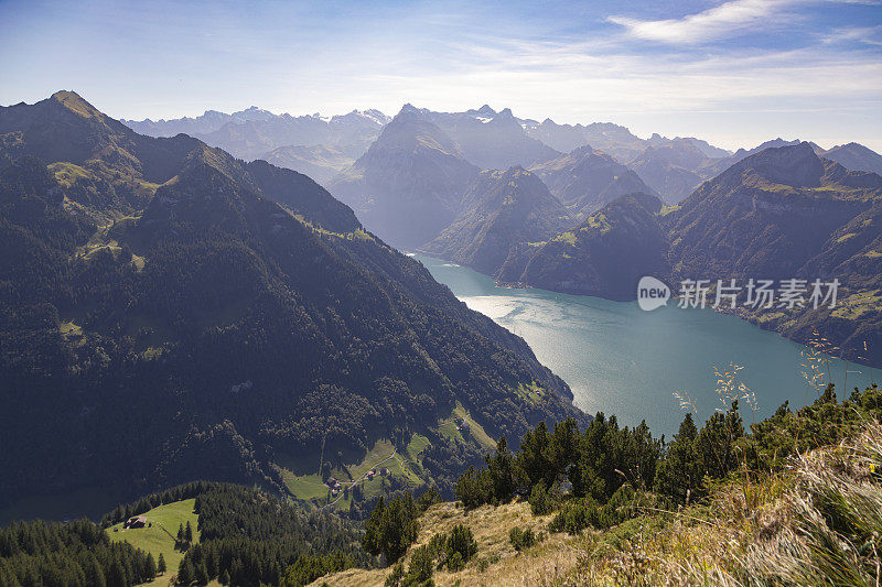 瑞士阿尔卑斯山和四州湖的景色