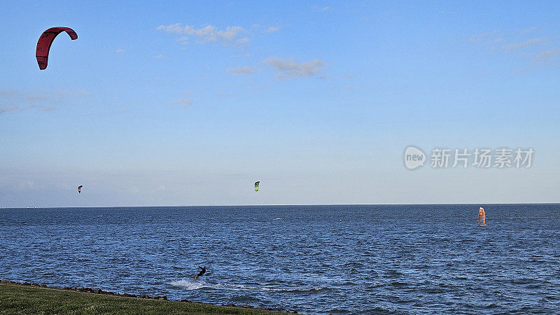 在加尔维斯顿湾玩风筝板冲浪