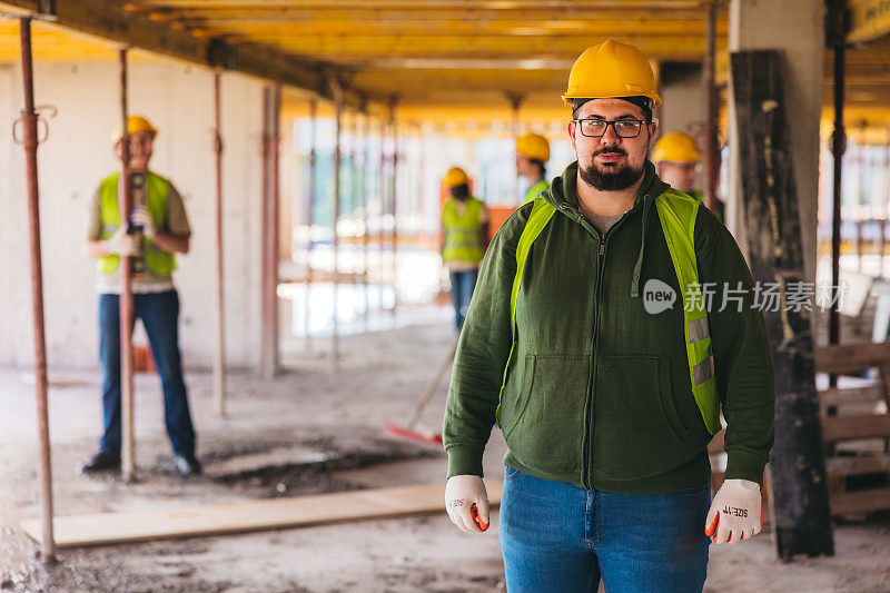 工地上一名白人男性建筑工人的肖像