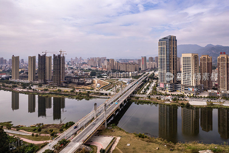 河流流经小城的鸟瞰图