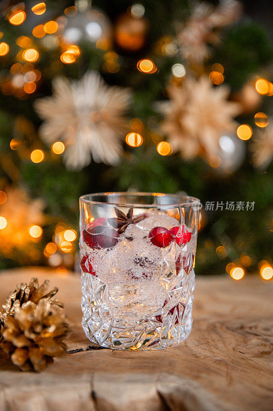 圣诞杜松子酒鸡尾酒和蔓越莓开胃酒在节日木桌