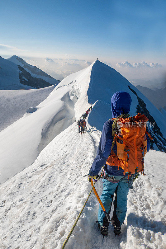 登山者的目标是在雪山上登顶