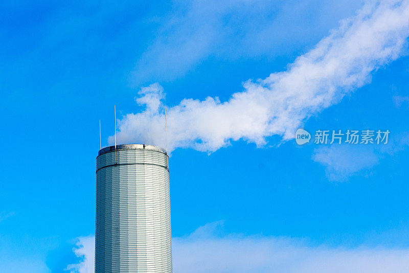 蓝色多云的天空上，烟囱里的一条工业烟管。