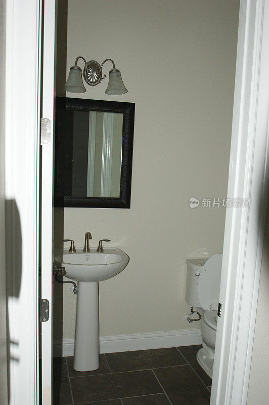 镜子水龙头水槽管道设备属性浴室水槽
