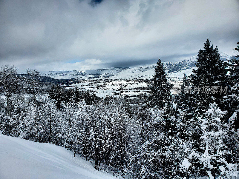 深粉日在北欧山谷滑雪胜地，犹他州。