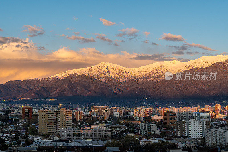 智利圣地亚哥和日落时白雪皑皑的安第斯山脉