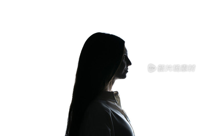 一个女人的轮廓神秘地站在明亮的白色背景下，她的特征在阴影中模糊，唤起了一种神秘感。