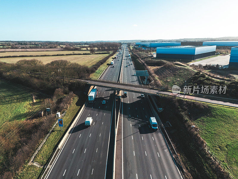 从空中俯瞰穿过英格兰中部的M1高速公路的一段直线