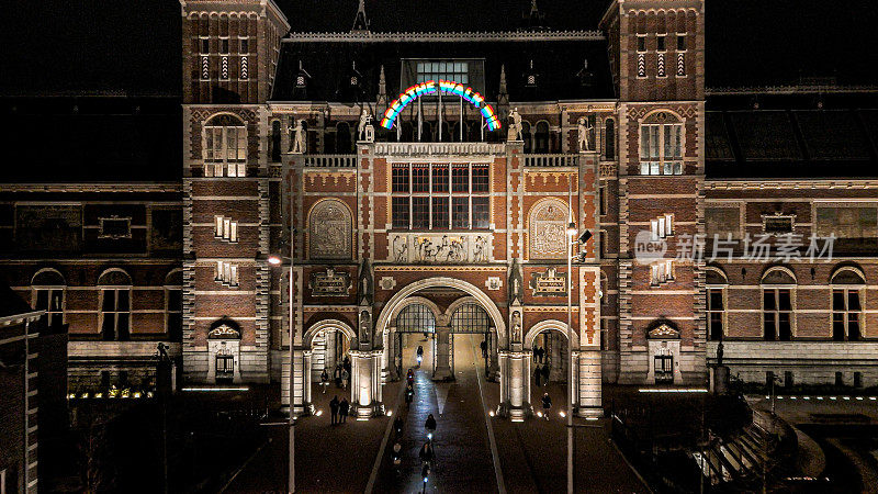 阿姆斯特丹国立博物馆夜景鸟瞰图、隧道中骑行的人们、圣诞节期间骑行探索城市的人们、阿姆斯特丹市中心有自行车灯的自行车道、阿姆斯特丹鸟瞰图