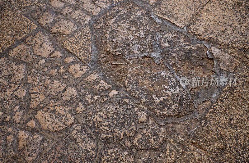 古老的石头路。古岩壁。以色列的一块历史性石头