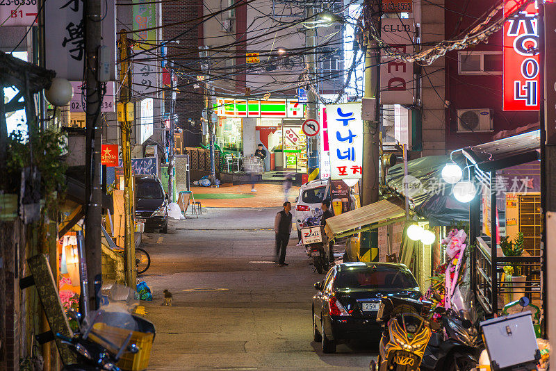 首尔市夜间街道上的韩国餐馆、便利店