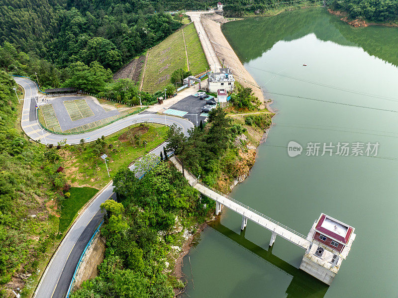 翠绿的竹林和蜿蜒的山路一览无余