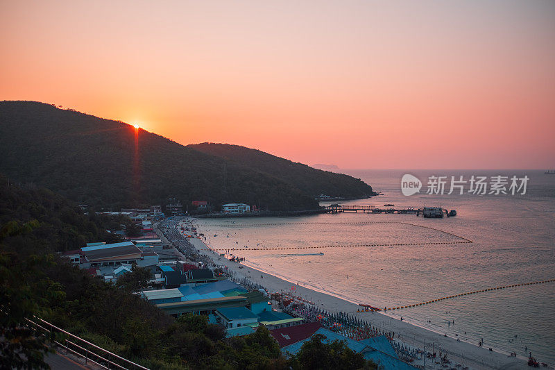 美丽的日落海滩海岸边与山，粉红色多彩的日落假期旅游旅游，在泰国高澜。