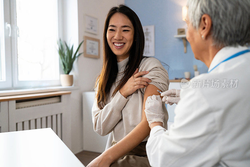 日本女病人每年从资深白种人女医生处接受流感疫苗