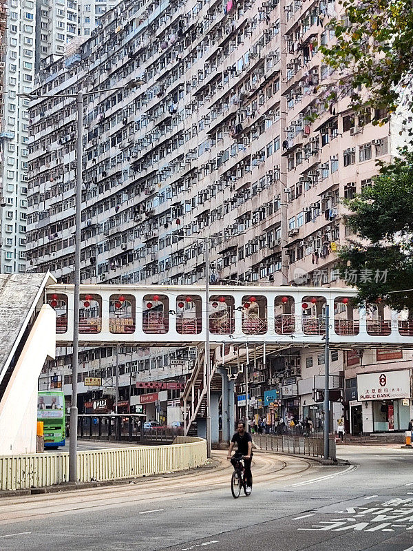 香港鱼涌益昌大厦下骑单车者