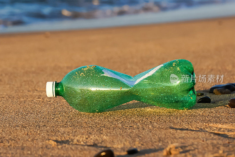 海滩上的绿色塑料瓶
