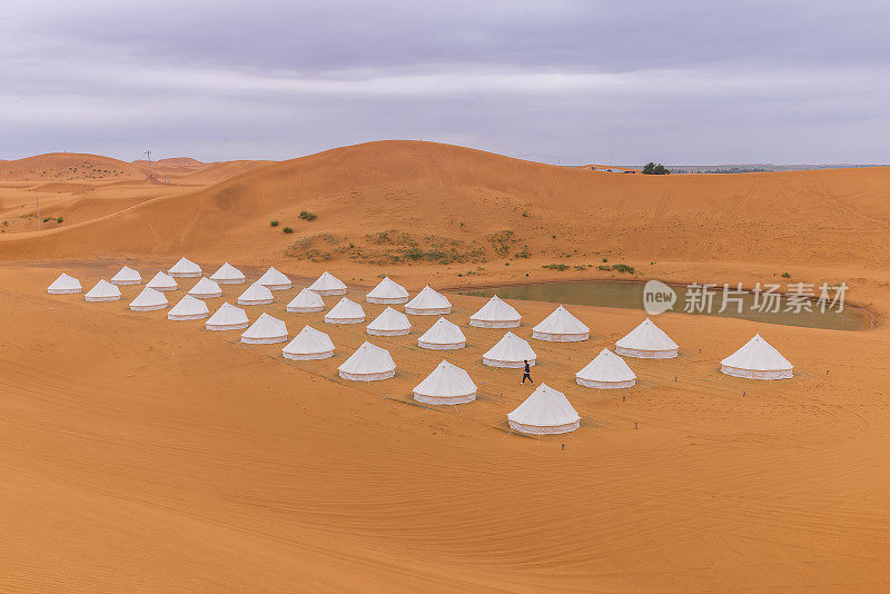 腾格里沙漠中的露营地