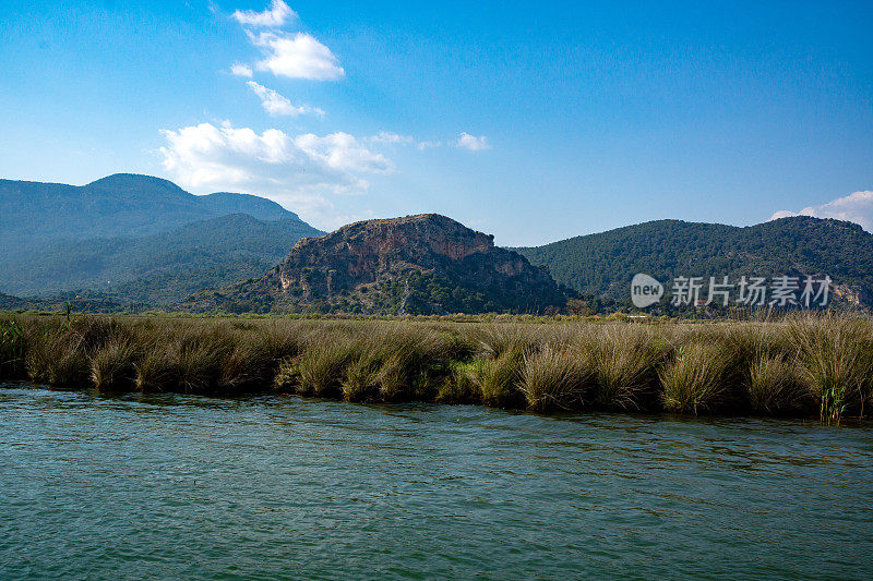 土耳其穆拉省达尔扬镇河滨景观