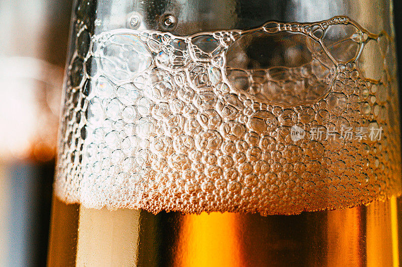 一瓶大啤酒中的气泡宏观特写