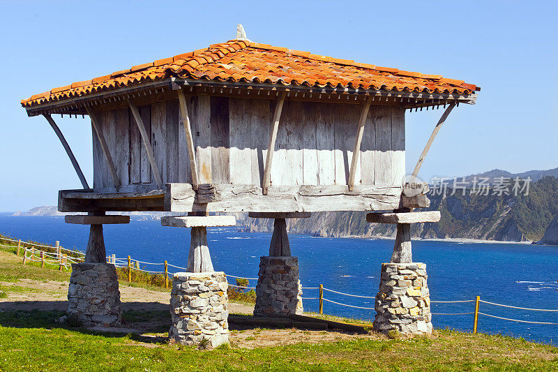 Hórreo，典型的食物储存小屋，在阿斯图里亚斯，卡达维多，瓦尔德萨梅斯，阿斯图里亚斯，西班牙，圣地亚哥之路。
