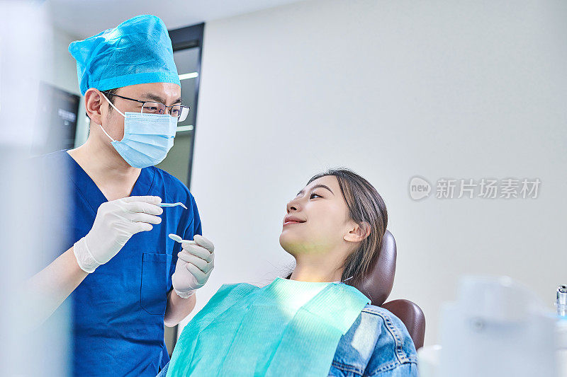 牙医为女病人检查牙齿