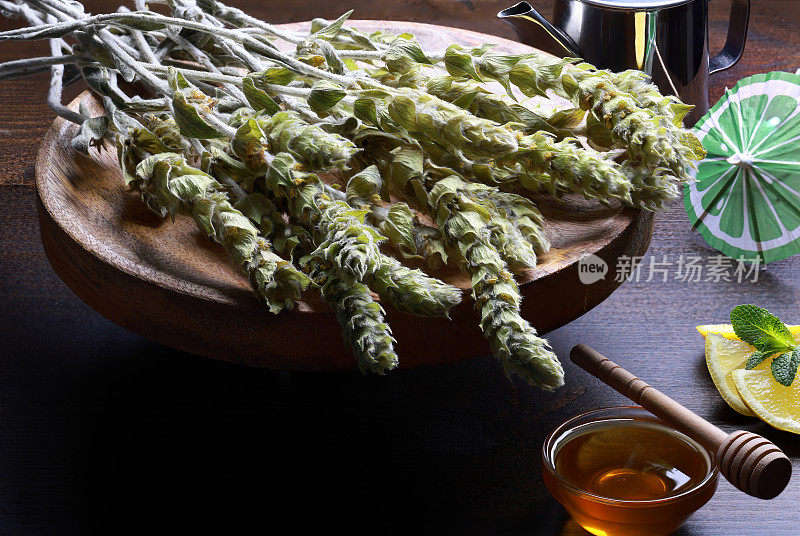 制作凉茶的山间植物黄芪