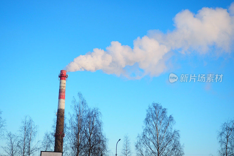 从工厂烟囱冒出来的烟。生态污染。空气排放污染森林。工业废料。工业冶金厂排放。雾霾和恶劣的生态。冬季集中供热。