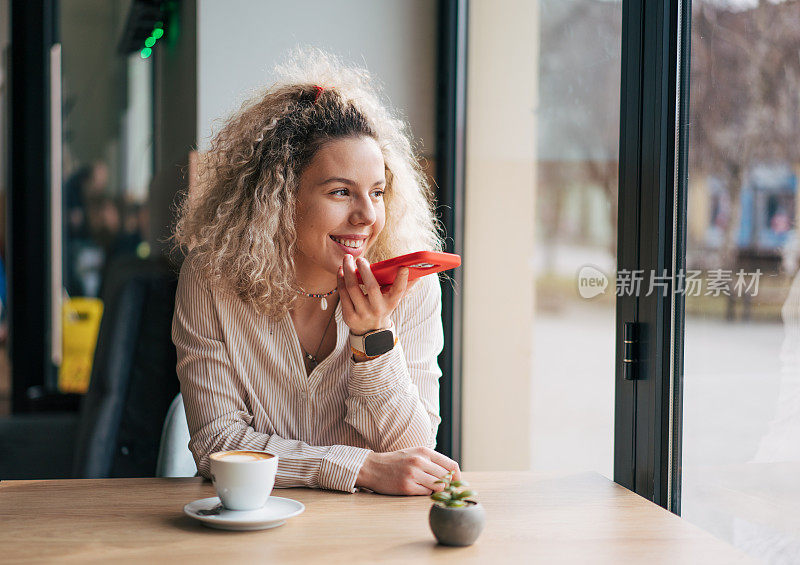 在咖啡厅休息时间喝咖啡的女人