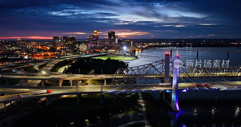 路易斯维尔市中心，肯塔基州和俄亥俄河在一个秋天的晚上-无人机拍摄