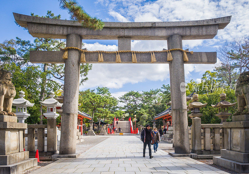 大阪人走在鸟居石门下。jpg