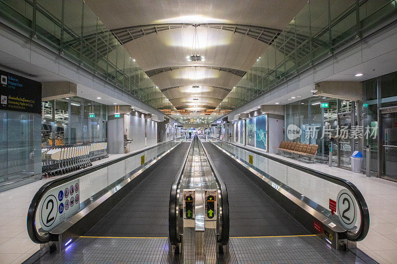 机场的电动自动人行道连接车站，为到达和离开的旅客提供方便。