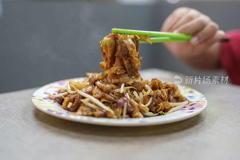 叉烧条，用扇贝、鸡蛋、豆芽、对虾、香葱、酱油和辣椒酱炒制的米粉，是槟城很受欢迎的街头小吃