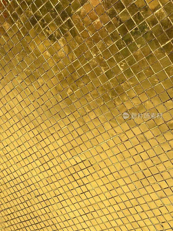 全画幅图像的小，金属，金色的方形马赛克瓷砖，在阳光下闪闪发光，壁纸背景，重点在前景