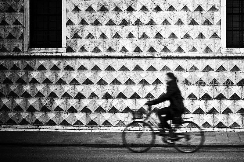 在意大利大街上骑自行车的人，黑白相间
