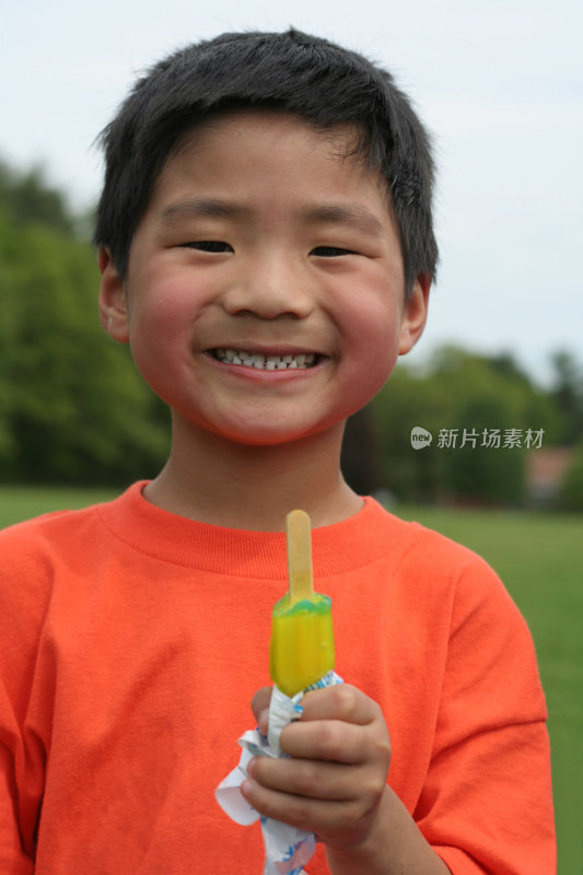 男孩在一个炎热的夏天享受一个冰汽水