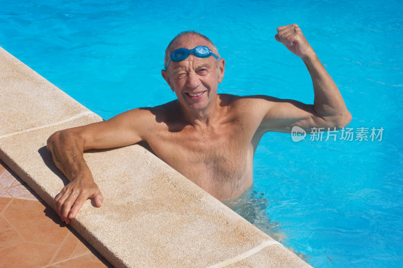 老年男性收缩肌肉